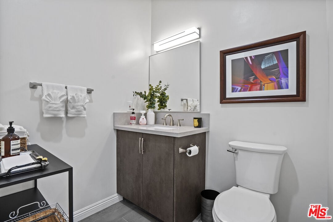 Solaris Manor, N Knoll Dr, 90068