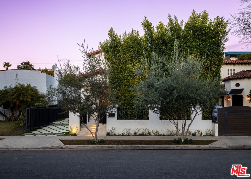 Solaris Pavilion, Westbourne Dr, 90048