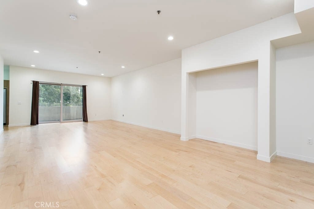 5016 Bakman Ave #303