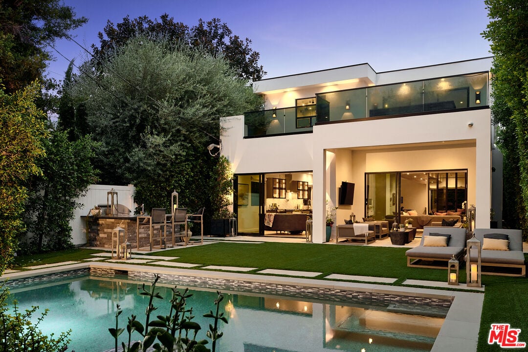 N Bowling Green Way, 90049