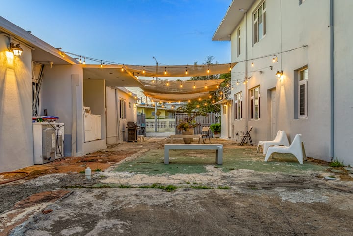 Beach House Apt 5 • Studio • King Bed + Near Beach - Airbnb