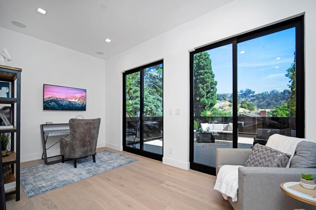 Canyon Lake Dr, 90068