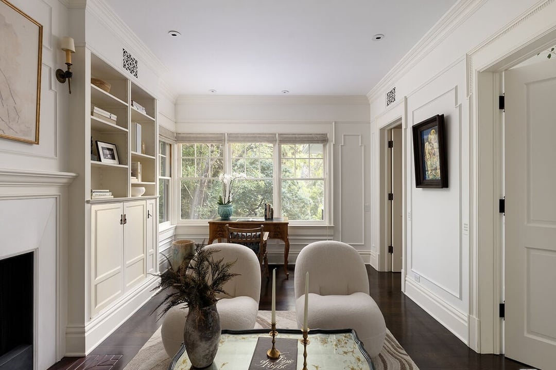 Mandeville Canyon Rd, 90049