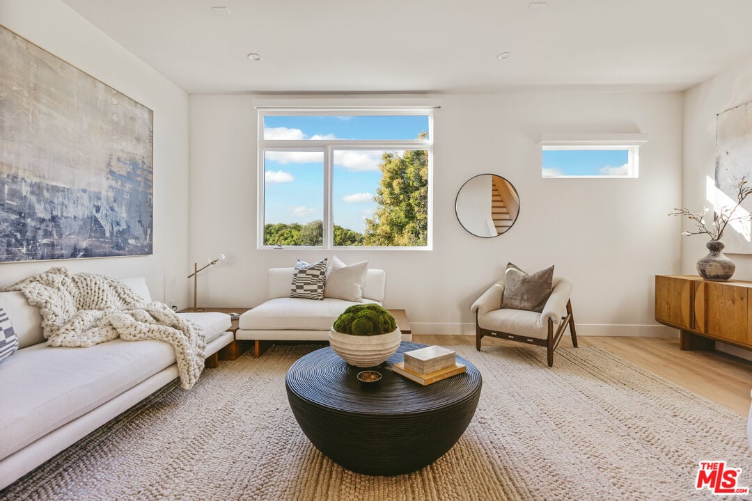 3218 S Barrington Ave