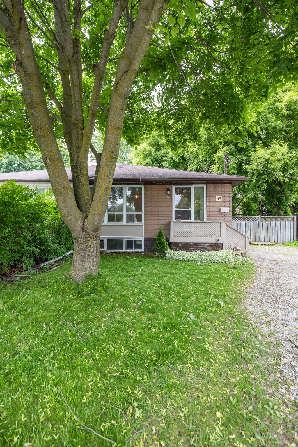 69 Marlin Crt, Newmarket