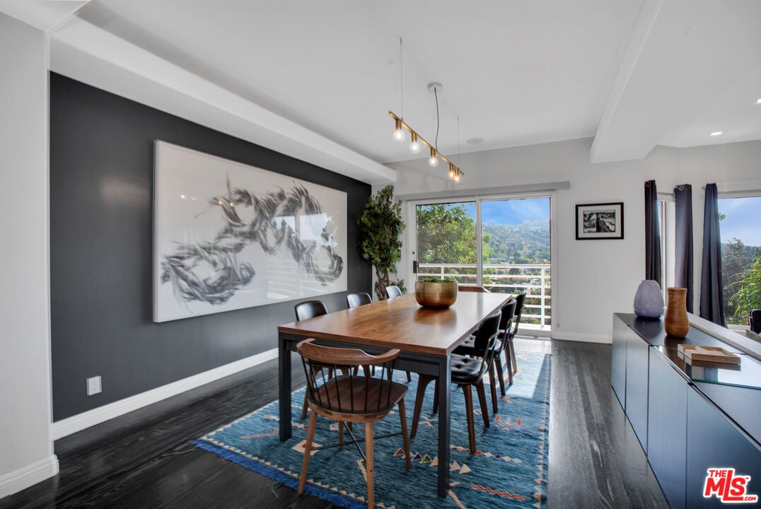 Solaris Manor, N Knoll Dr, 90068