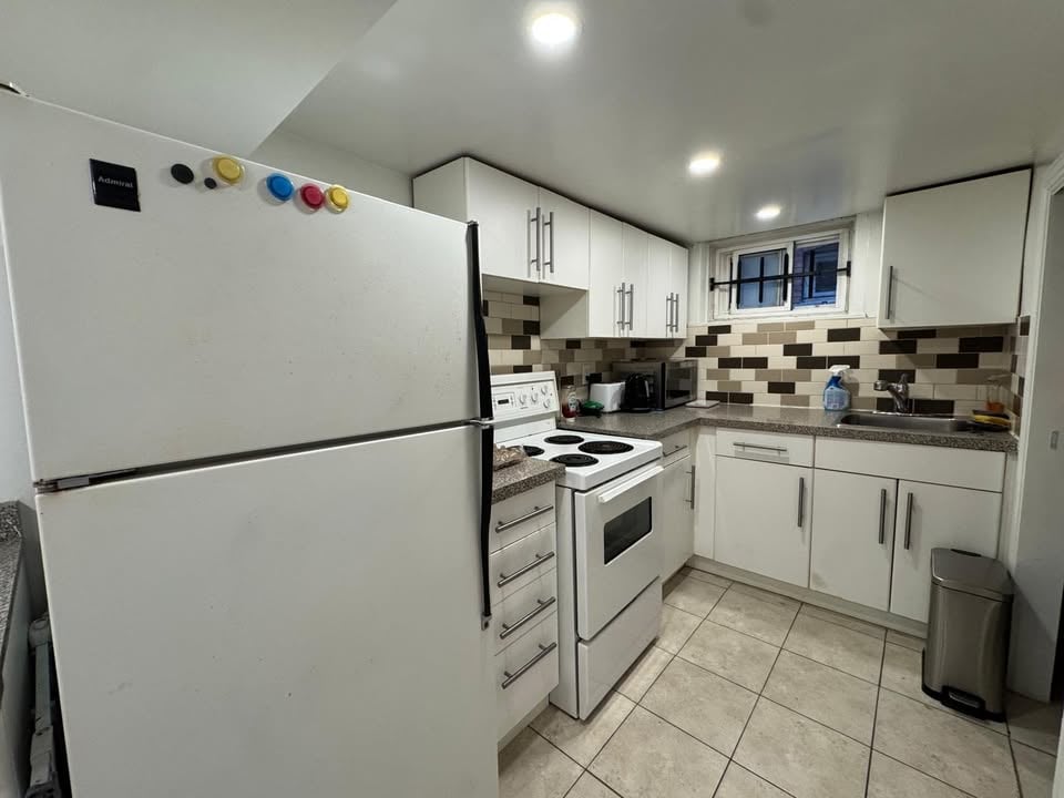 926 Avenue Road Lower