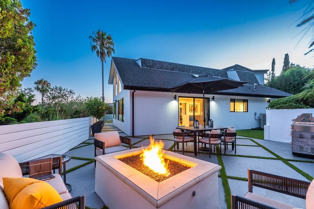 Atlas Manor, Mount Olympus Dr, 90046