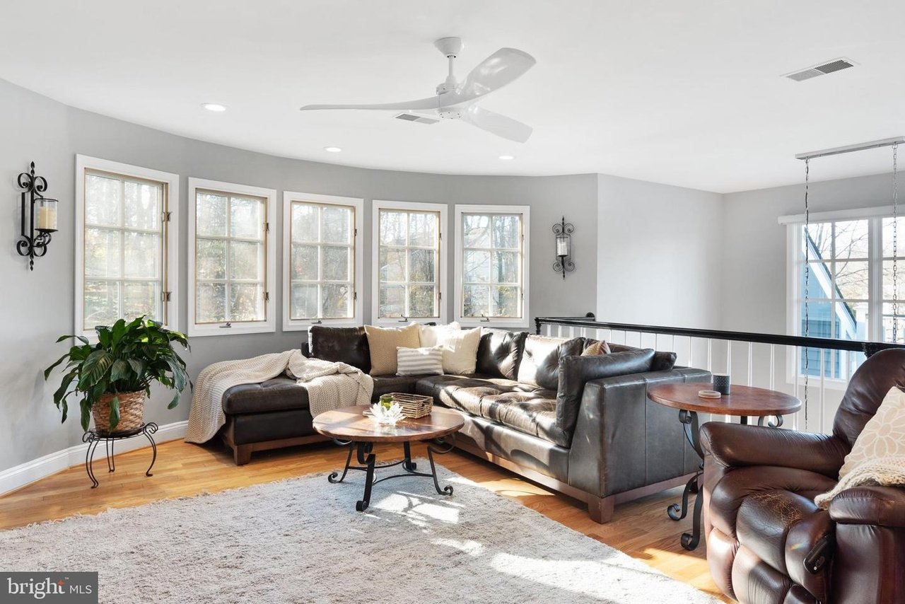 302 Holly Rd