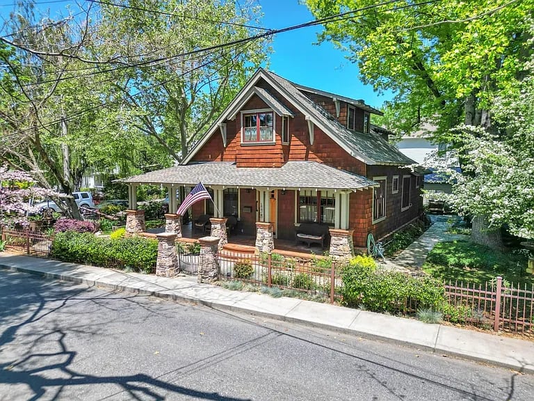 438 Neal St