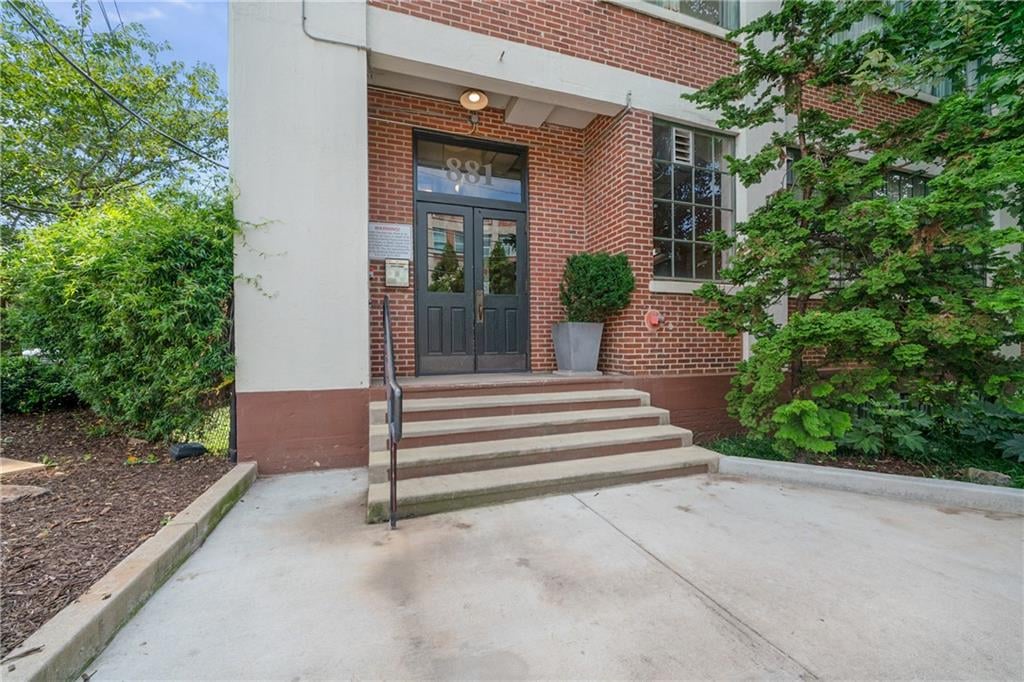 881 Memorial DR SE #115