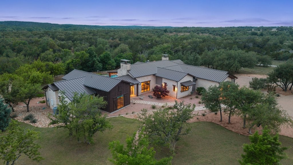 Horseman's Paradise in the heart of Dripping Springs