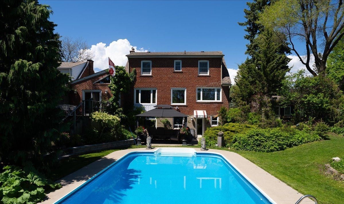 11 Ridgemoor Avenue