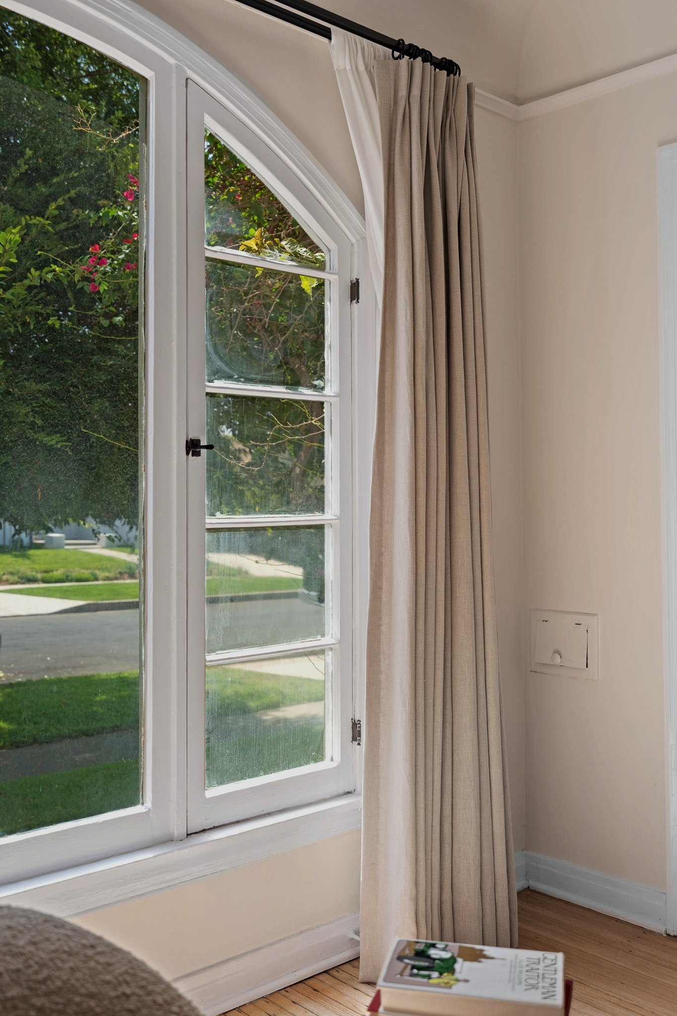 Re-imagined Quaint Country English with Guest House and Grand Rear Yard!