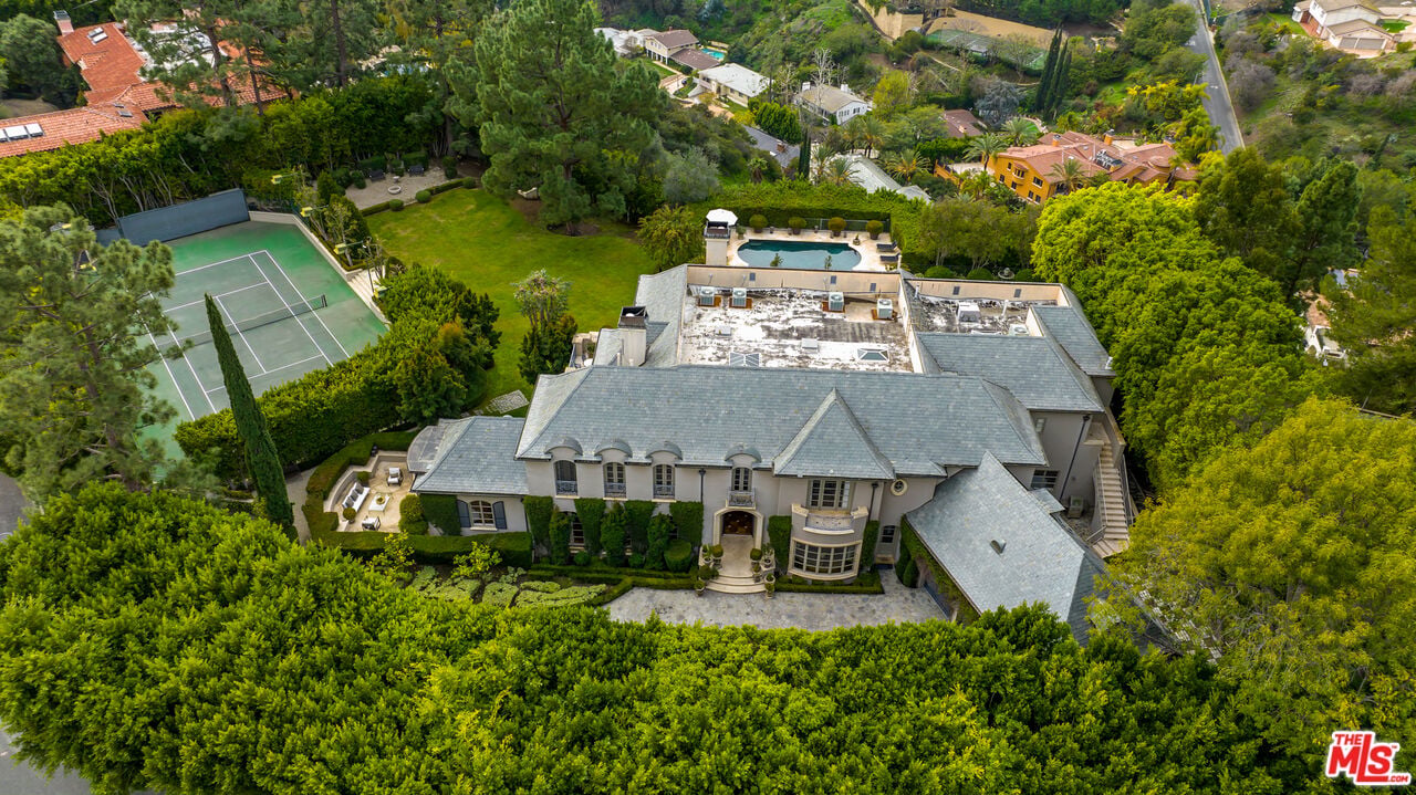 1211 Stradella Rd