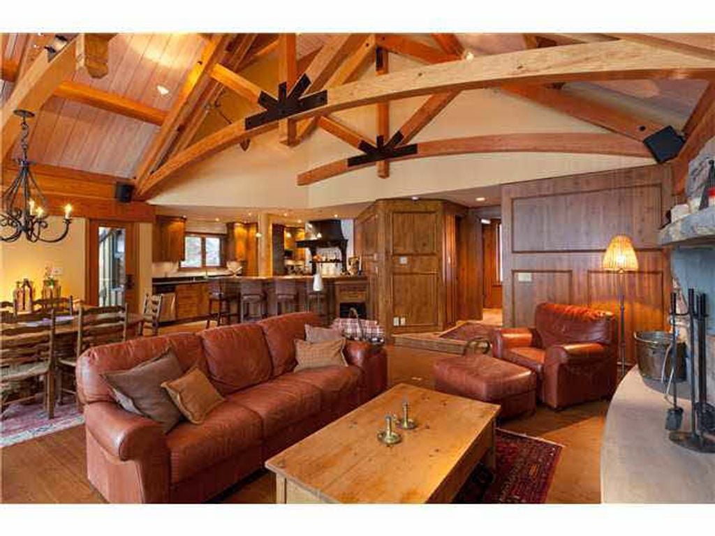 2580 Snowridge Cres