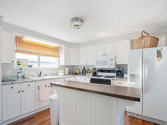 12507 Terry Ave, Wayland, MI 49348