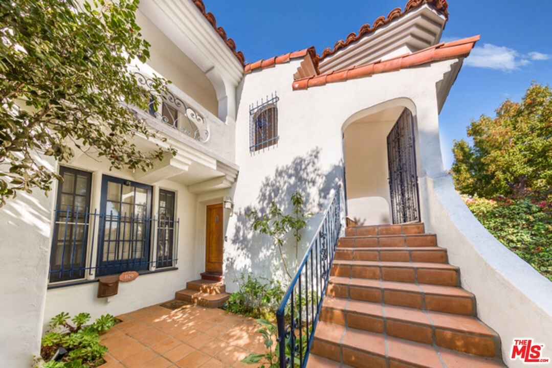 1131 S La Peer Dr