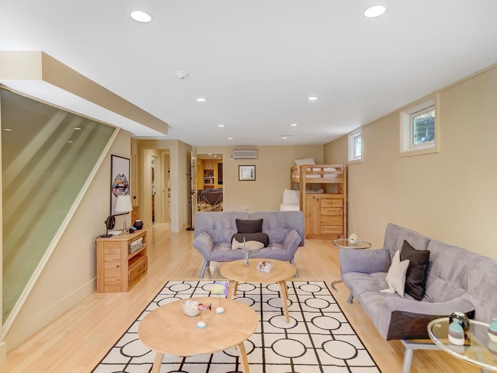 24 W St