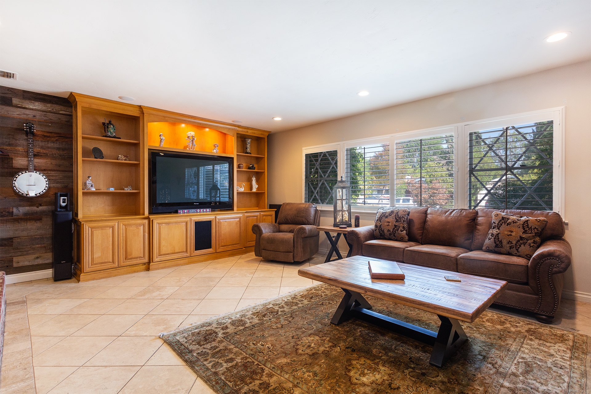 23728 Tiara St, Woodland Hills