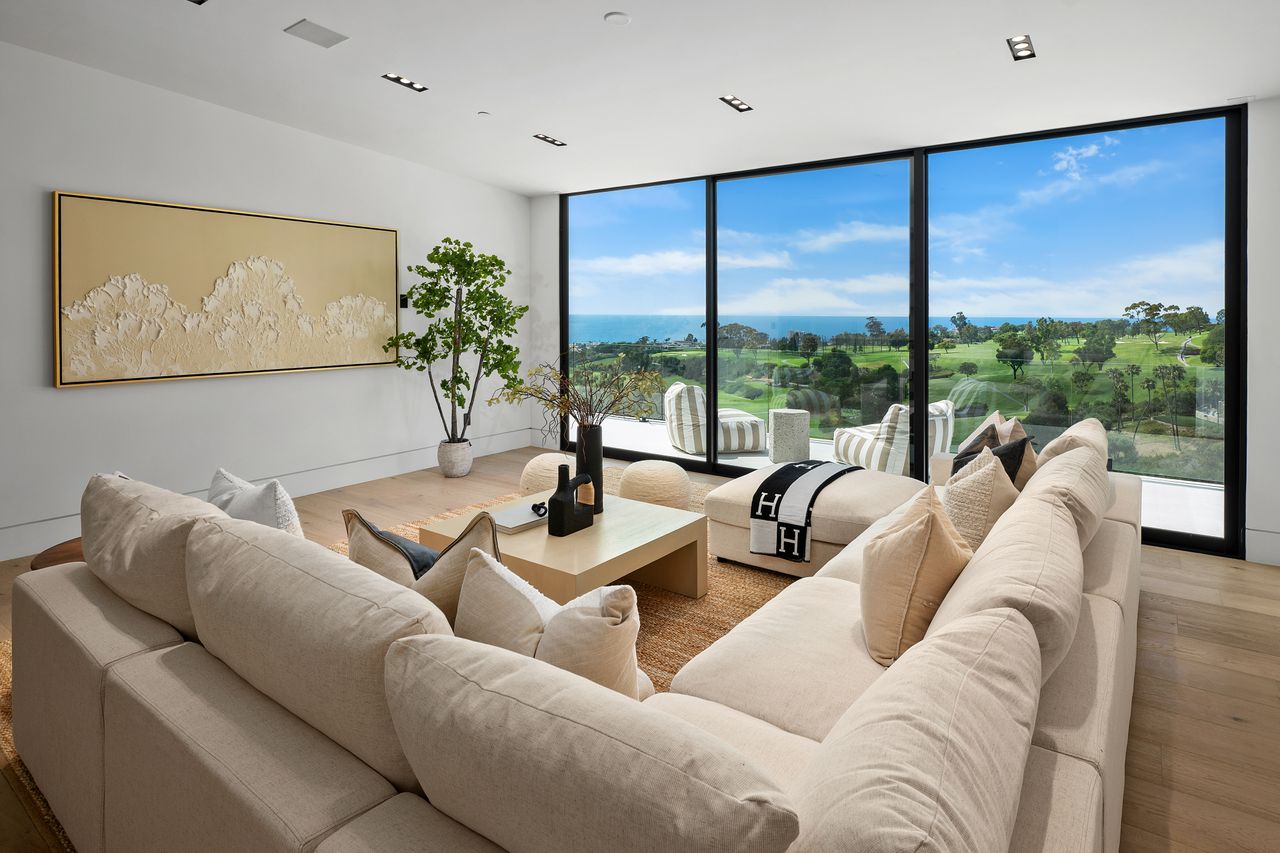 6627 Muirlands Dr, La Jolla, CA 92037