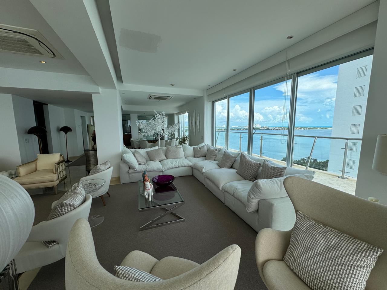 Live the Coastal Dream: Luxurious Oceanview Apartment in Cancun's Premier Hotel Zone!