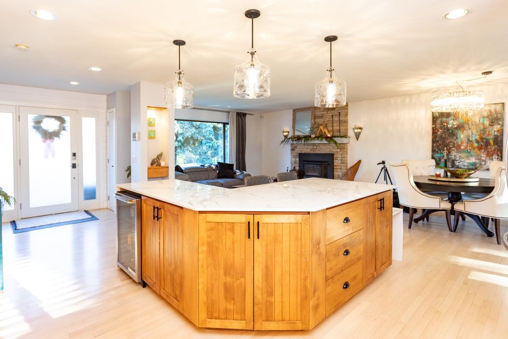 2537 Jura Cres