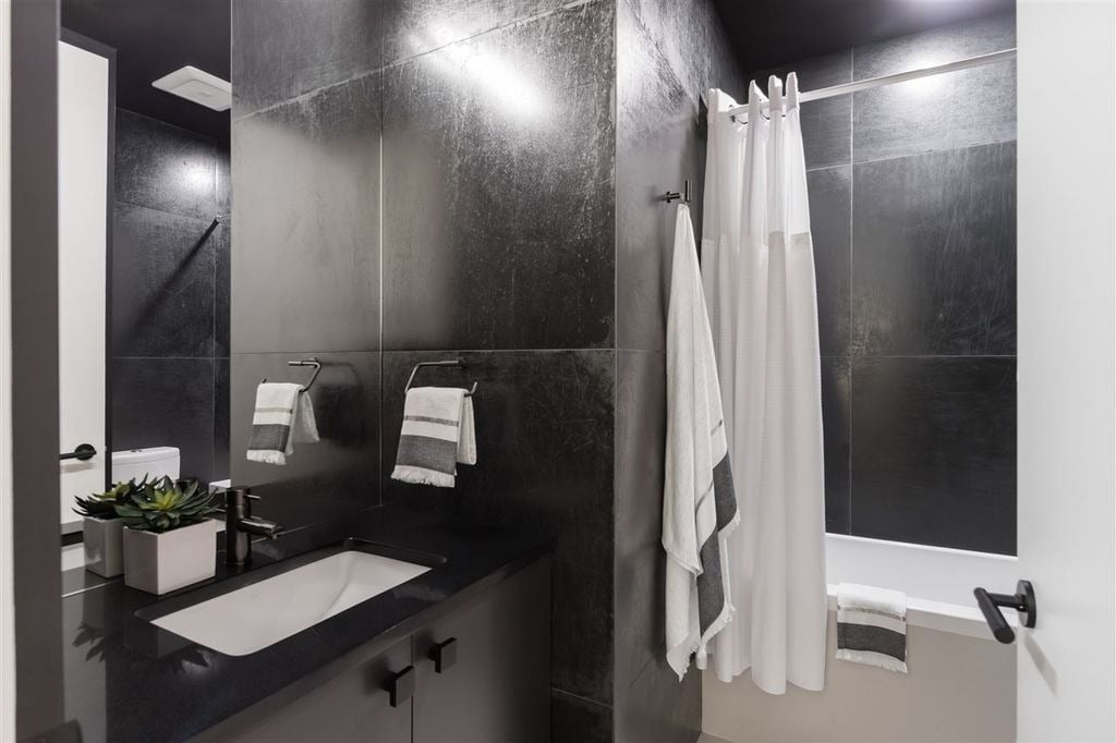 4385 Locarno Cres
