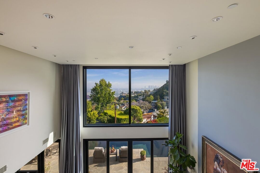 Aria Manor, Sunset Plaza Dr, 90069