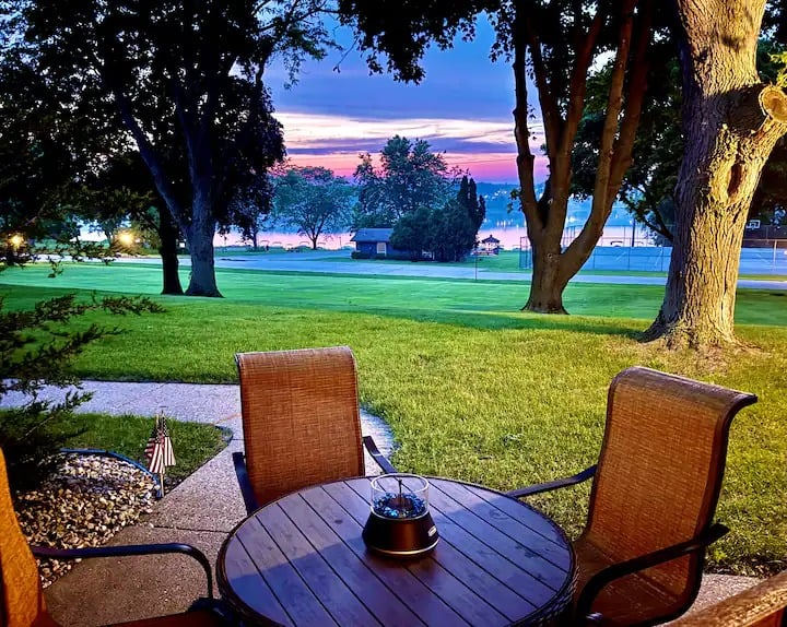 Lakeview condo w/ fireplace, king bed. No stairs