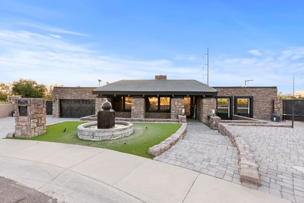 Phoenix Luxury! Pickleball | Free Heated Pool | Hot Tub