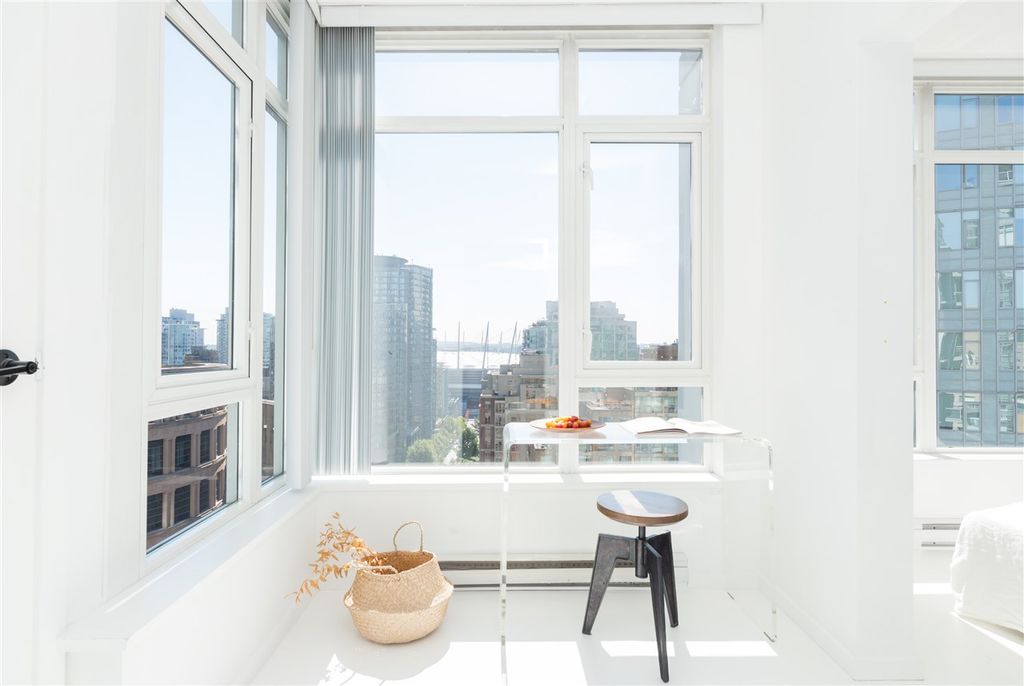480 Robson St, #1405
