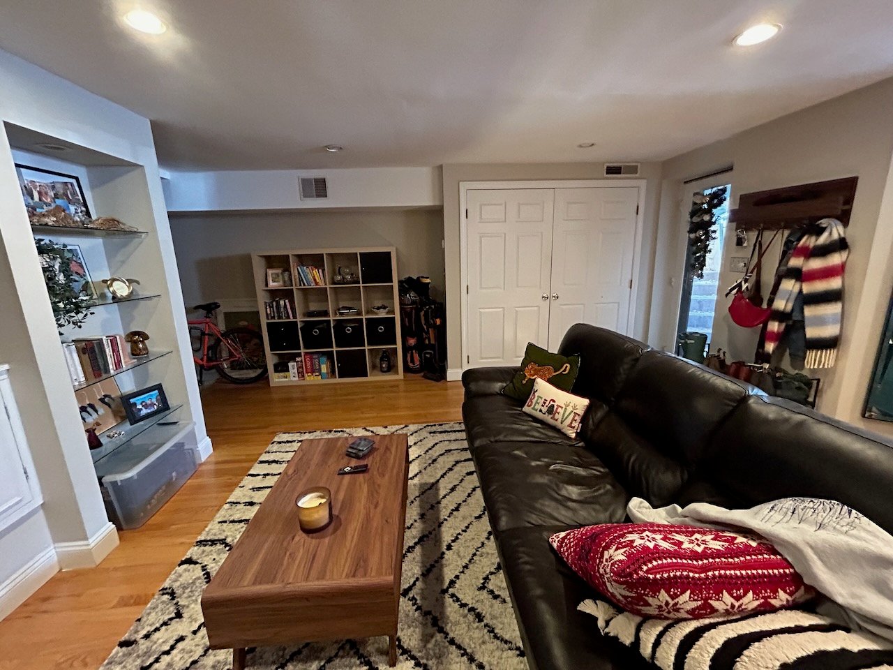Warren Avenue - Private Entry 1 bed 1 bath w/ Laundry - Pets Negotiable! AVAILABLE MAY 1