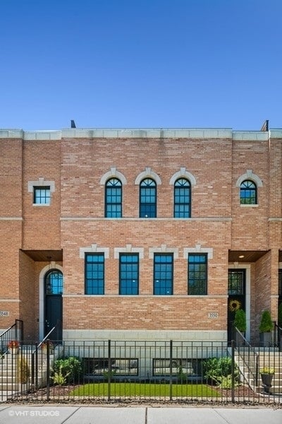 3550 N Hoyne AVE