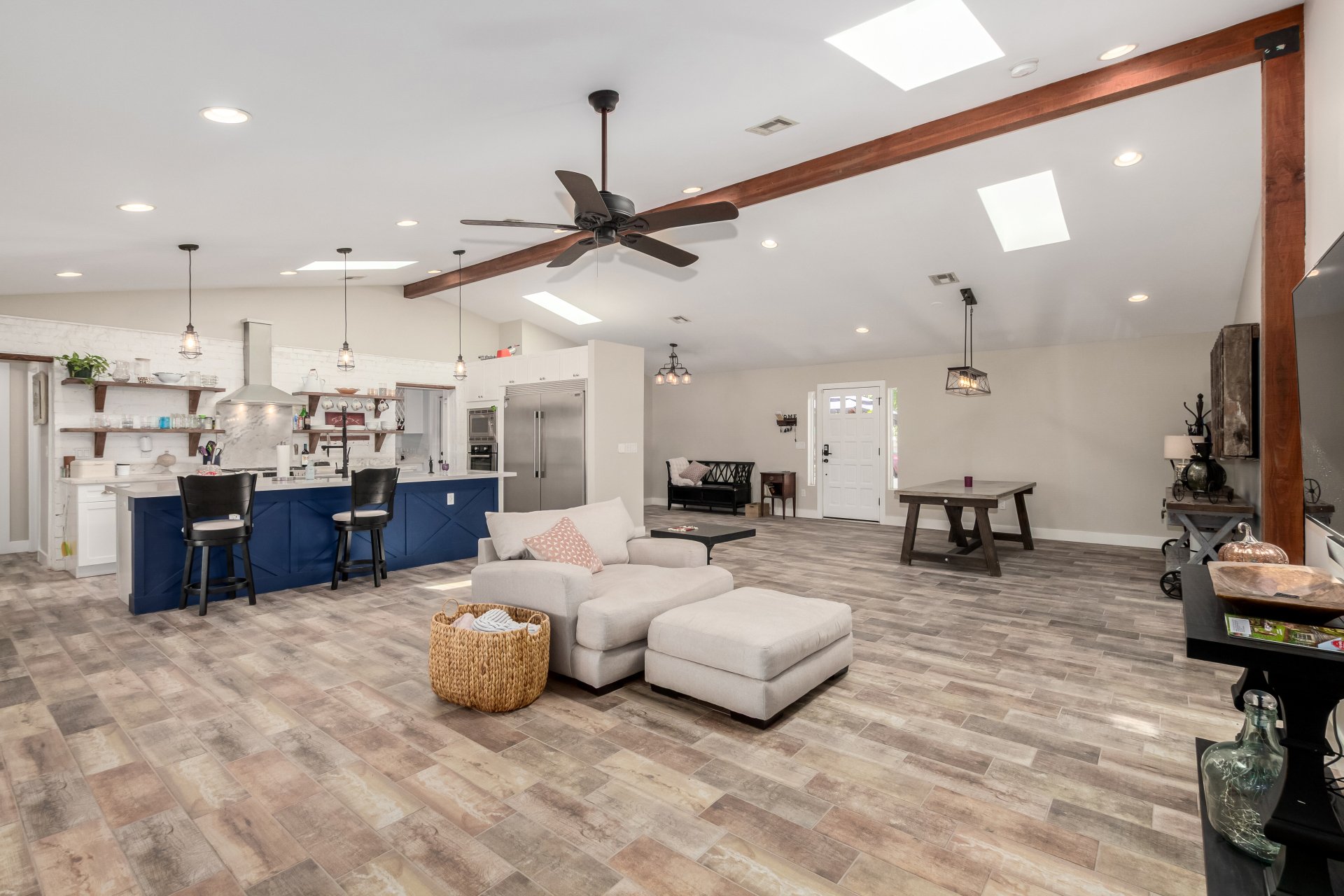 3439 N 45TH Place