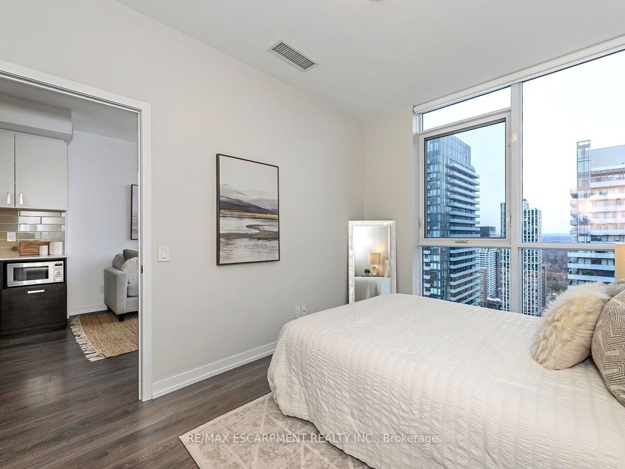 BEGINNER LUXURY IN MIDTOWN 
