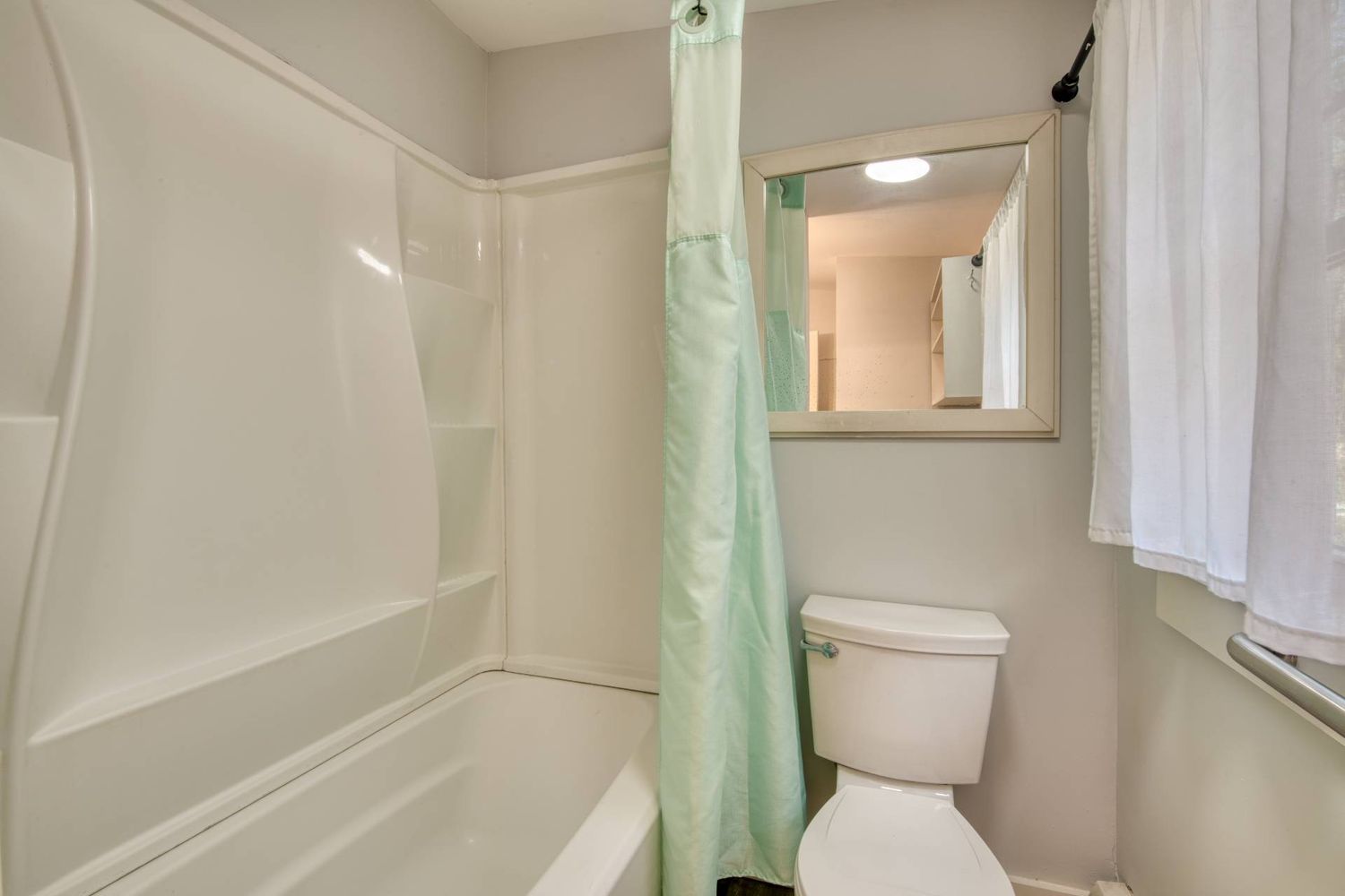 Charming Southampton Cottage Near Little Fresh Pond