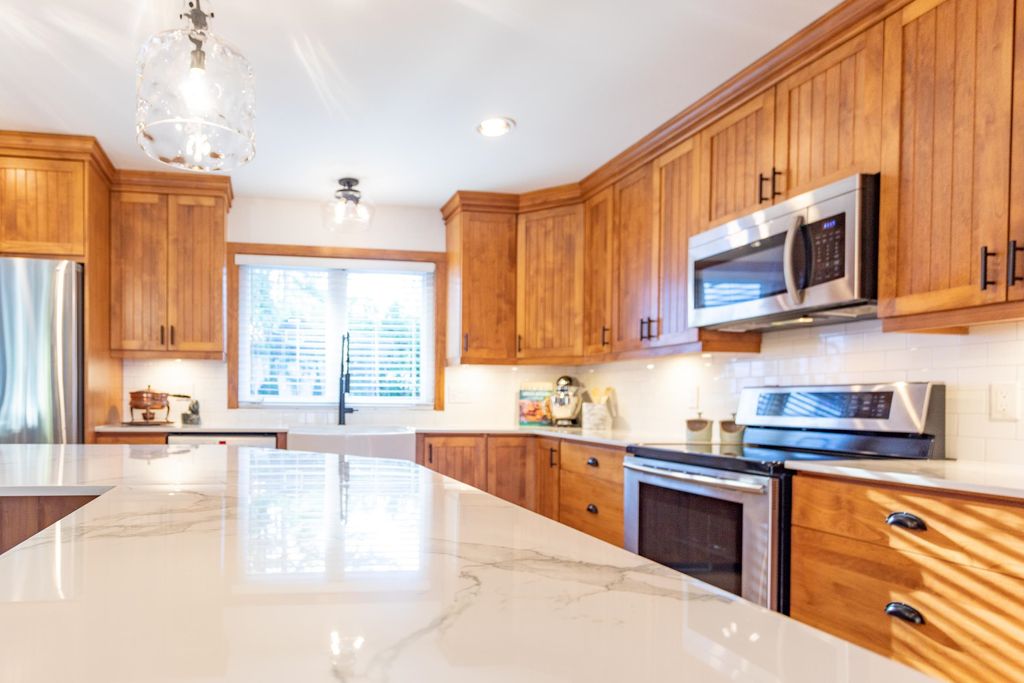 2537 Jura Cres