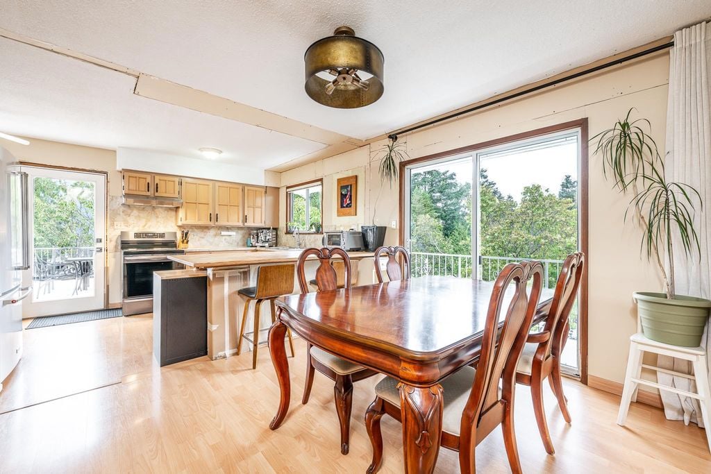2332 Argyle Cres