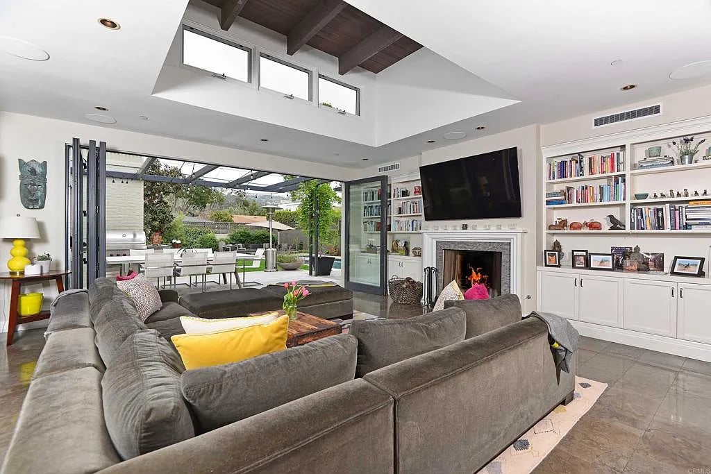 6121 Vista De La Mesa