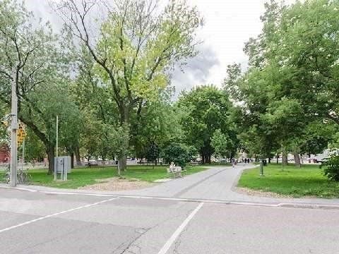 350 Wellington Street W M22