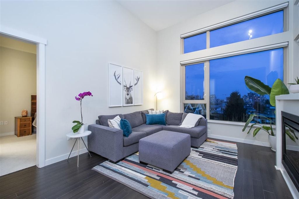 119 W 22nd St, #406