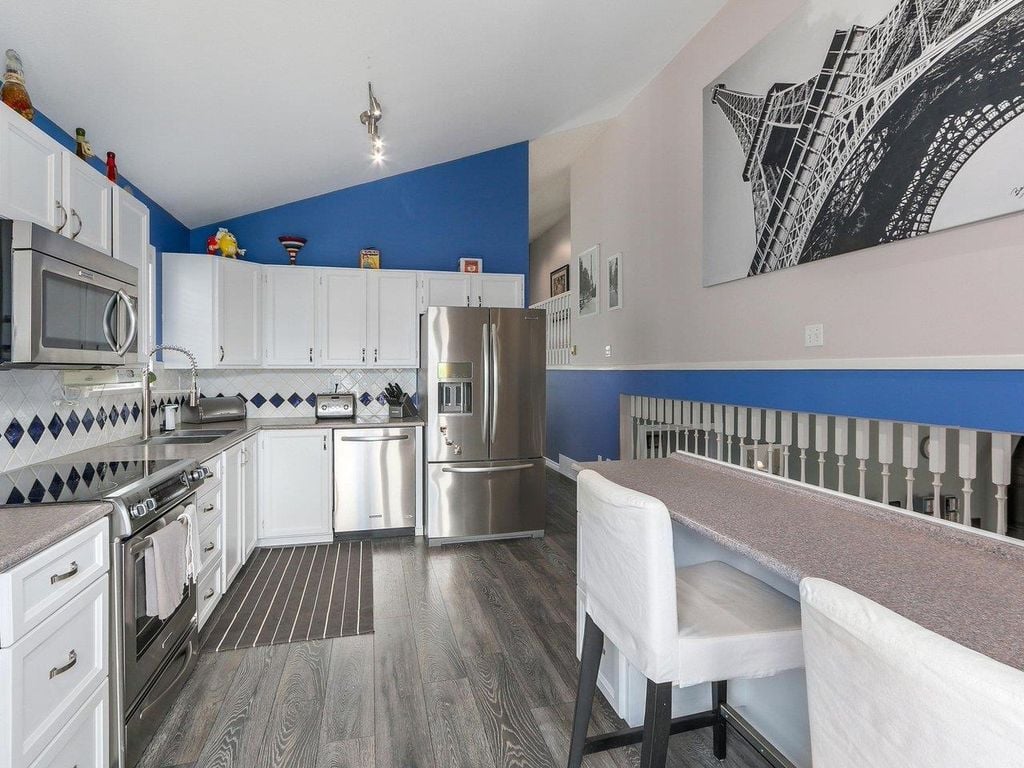 807 Porteau Pl