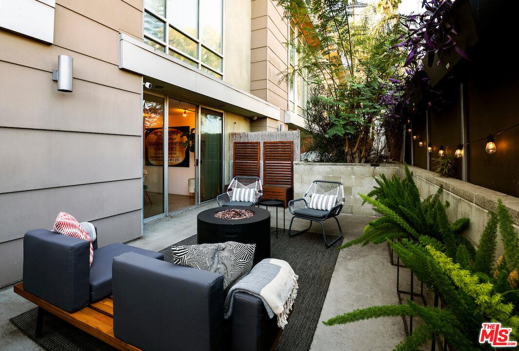 5806 Waring Ave Unit: 2