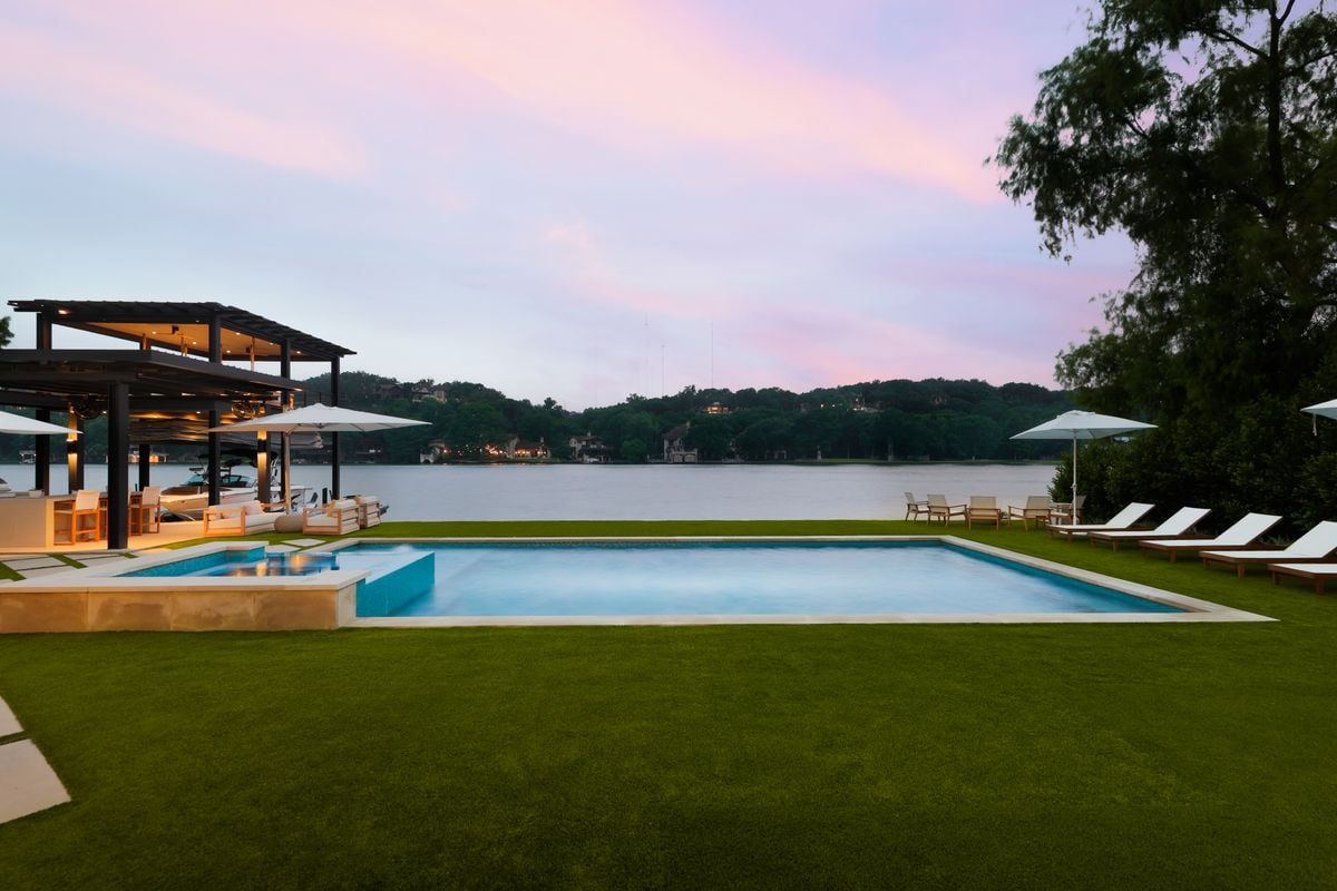 Lakeshore Elegance: A Luxurious Waterfront Retreat on Lake Austin