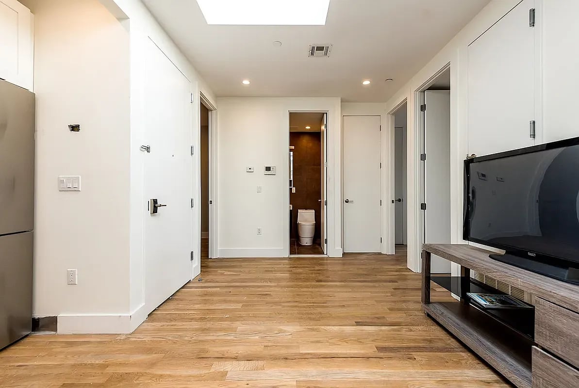 907 Broadway 3R