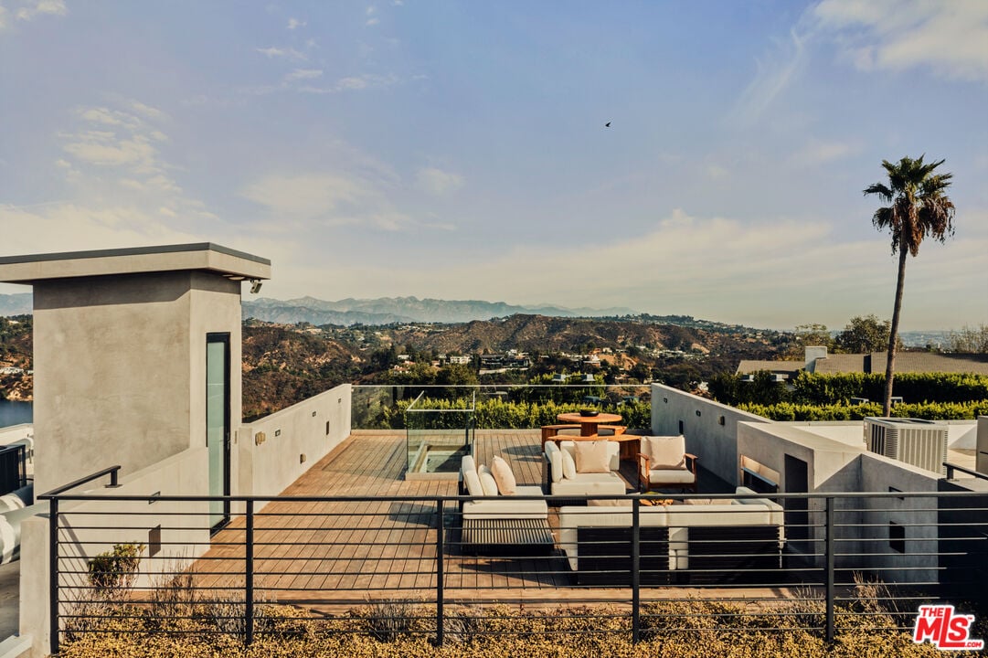 Aria Vista, Stradella Rd, 90077