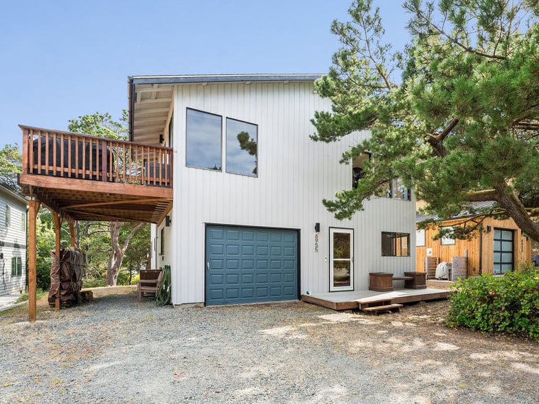 Sold beach-close home at 8955 Windward Ln in Manzanita Oregon near Nehalem Bay State Park