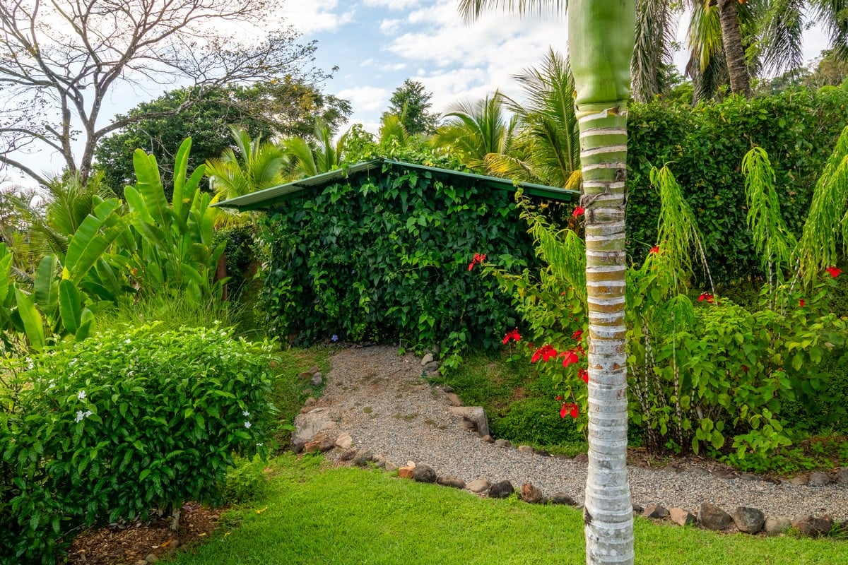  3 Bedroom Stunning Luxury Home Featuring Sweeping Valley & Ocean Views, 5.67 ACRES 