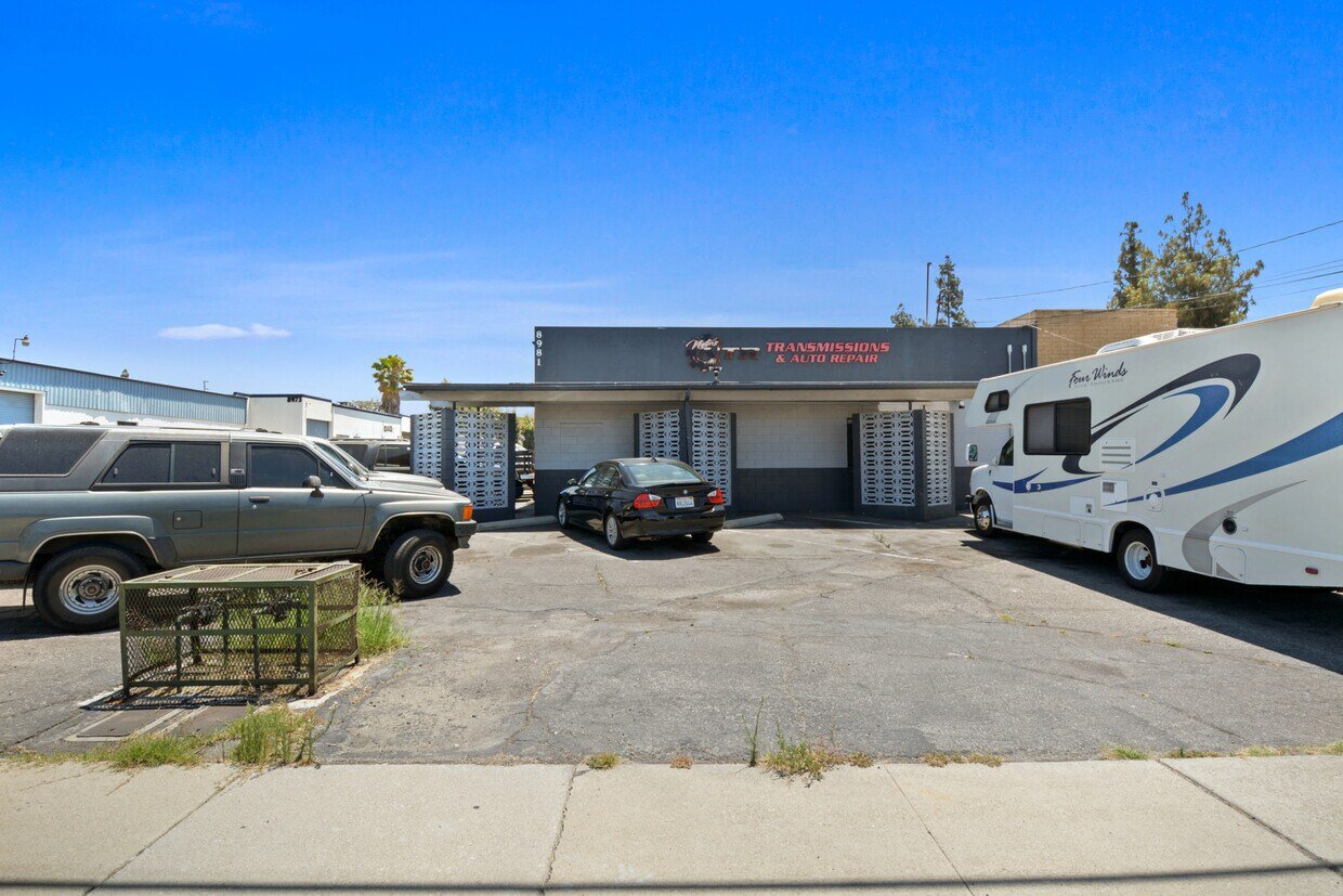 8981-8983 Rose Ave